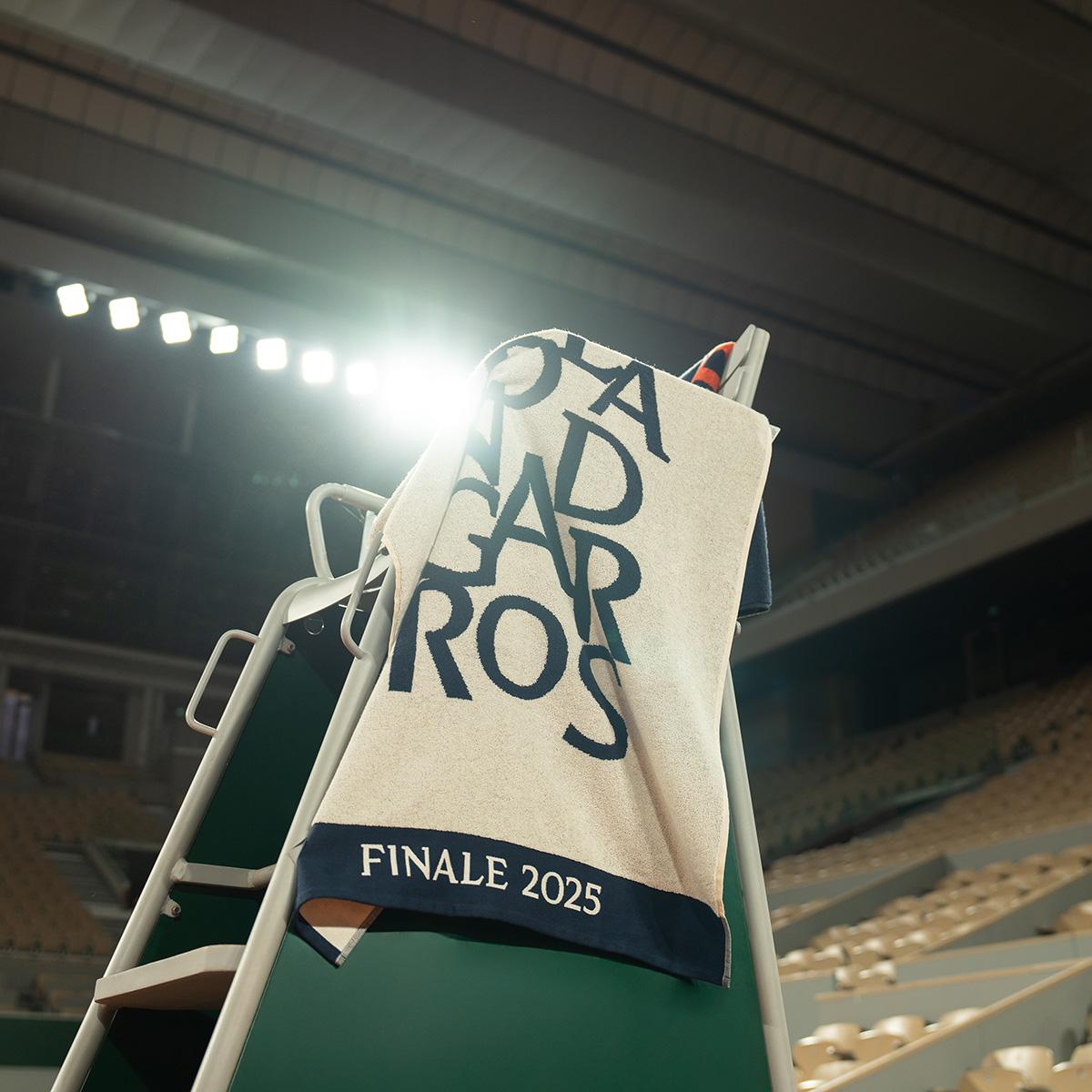 ROLAND-GARROS 2025 公式プレイヤーズタオル 2025 Roland-Garros Official Unisex Player Towel - Clay