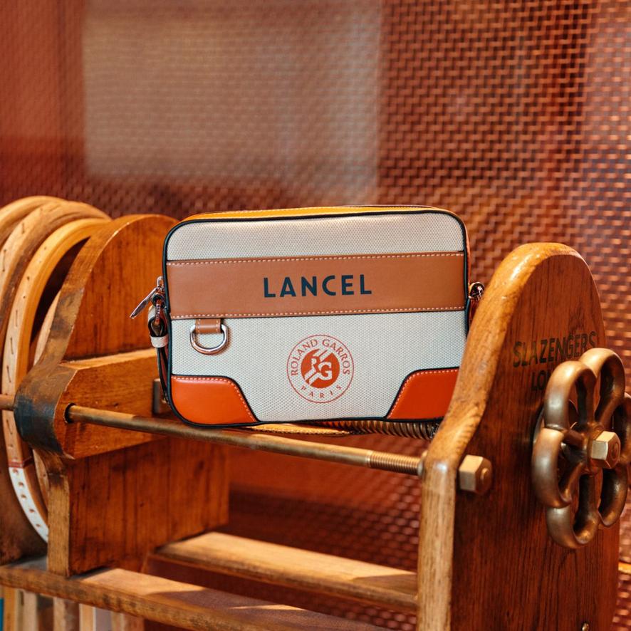 LANCEL ランセル ガーメントバッグ ナイロン レザー ベージュ Lancel Paris x Roland-Garros Camera bag - Ecru | Roland-Garros Store